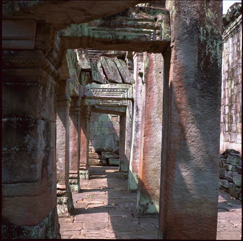 10 Angkor_Wat_Hallway_536967_02h