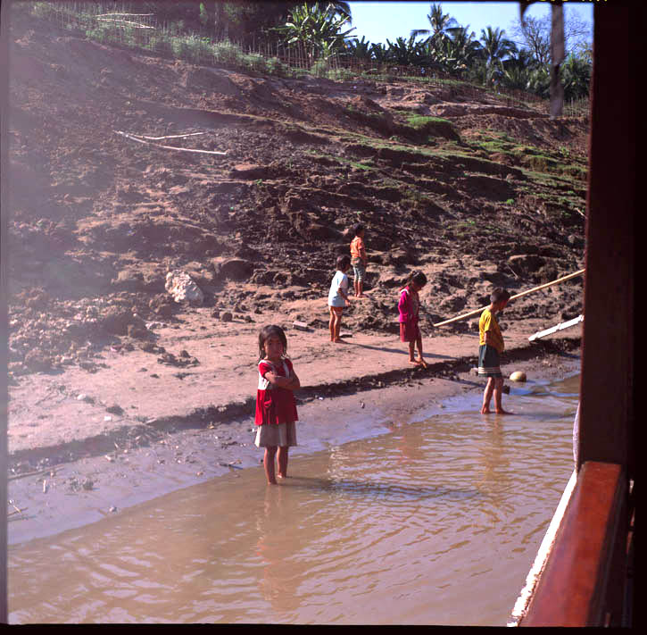 18%20Mekong_River_Children_536967-01